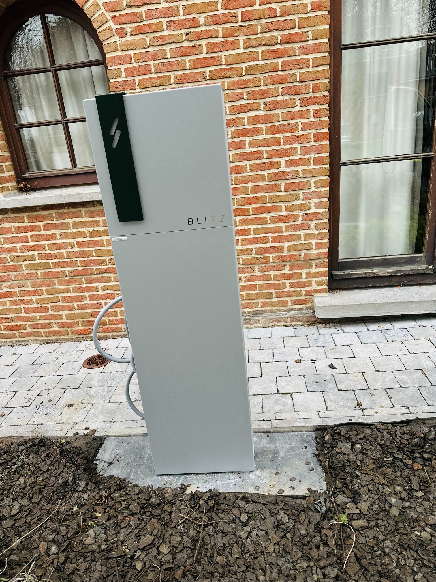 Borne de recharge sur pied Blitz installée par AVWElec