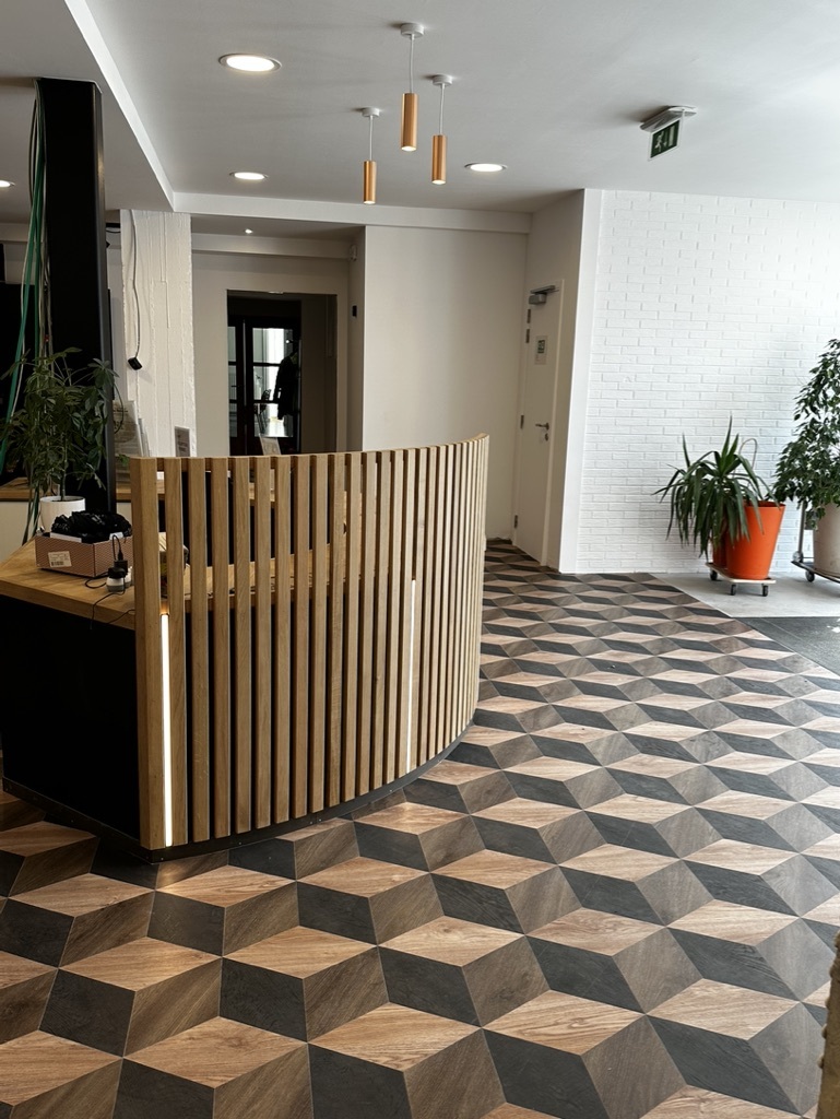 Éclairage d’un espace d’accueil professionnel réalisé par AVWElec