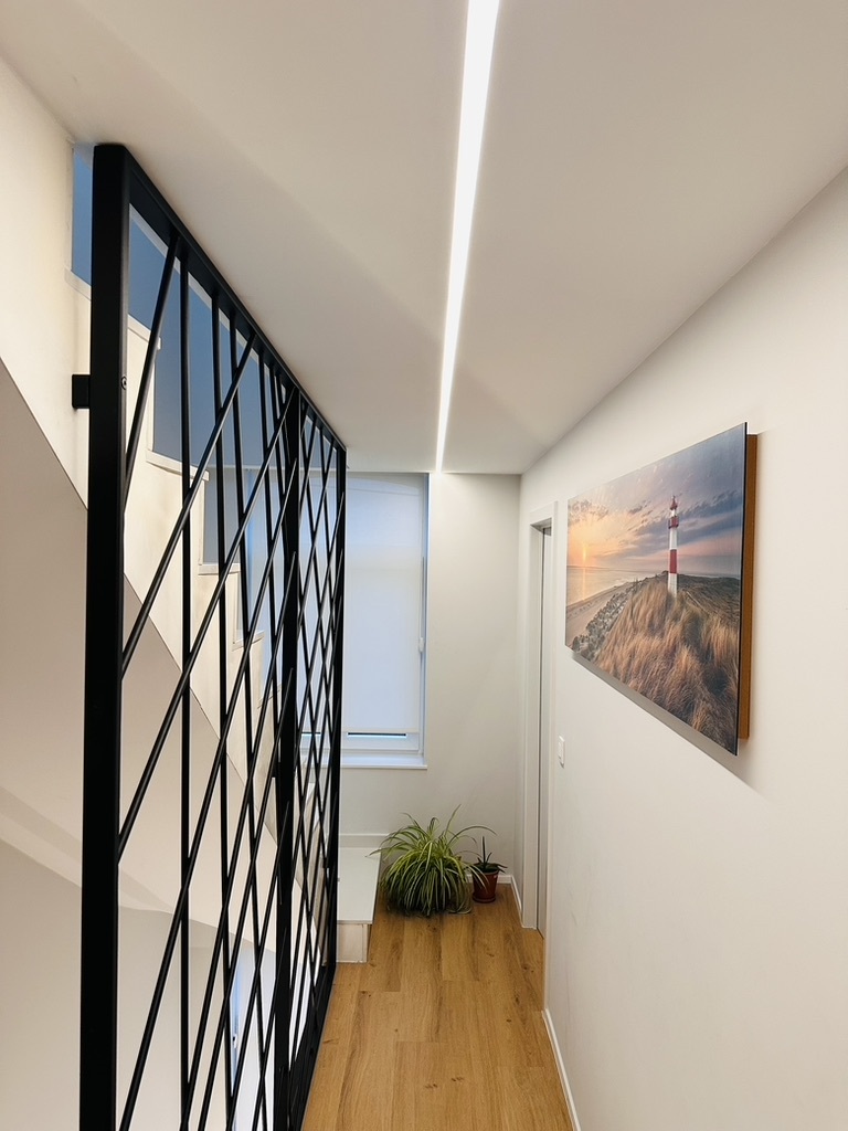 Ligne LED intégrée au plafond d’un couloir